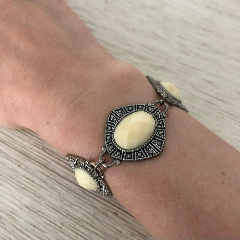 Silver chain and cream fashion stones concho-style bracelet